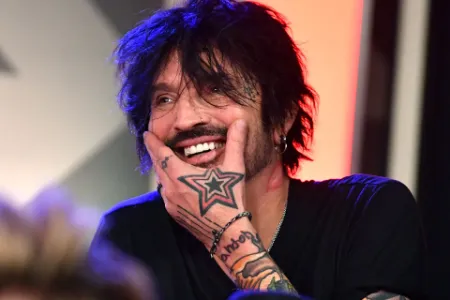 tommy lee showing tattoos
