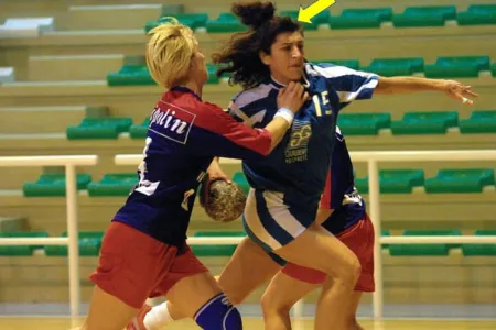 fayza lamari playing handball