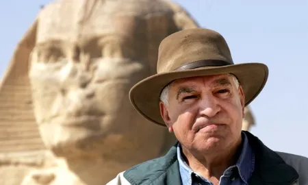 zahi hawass standing infront of egyptian mummy